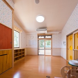 落ちついた雰囲気で乳児さんが眠りやすいお部屋なっています。